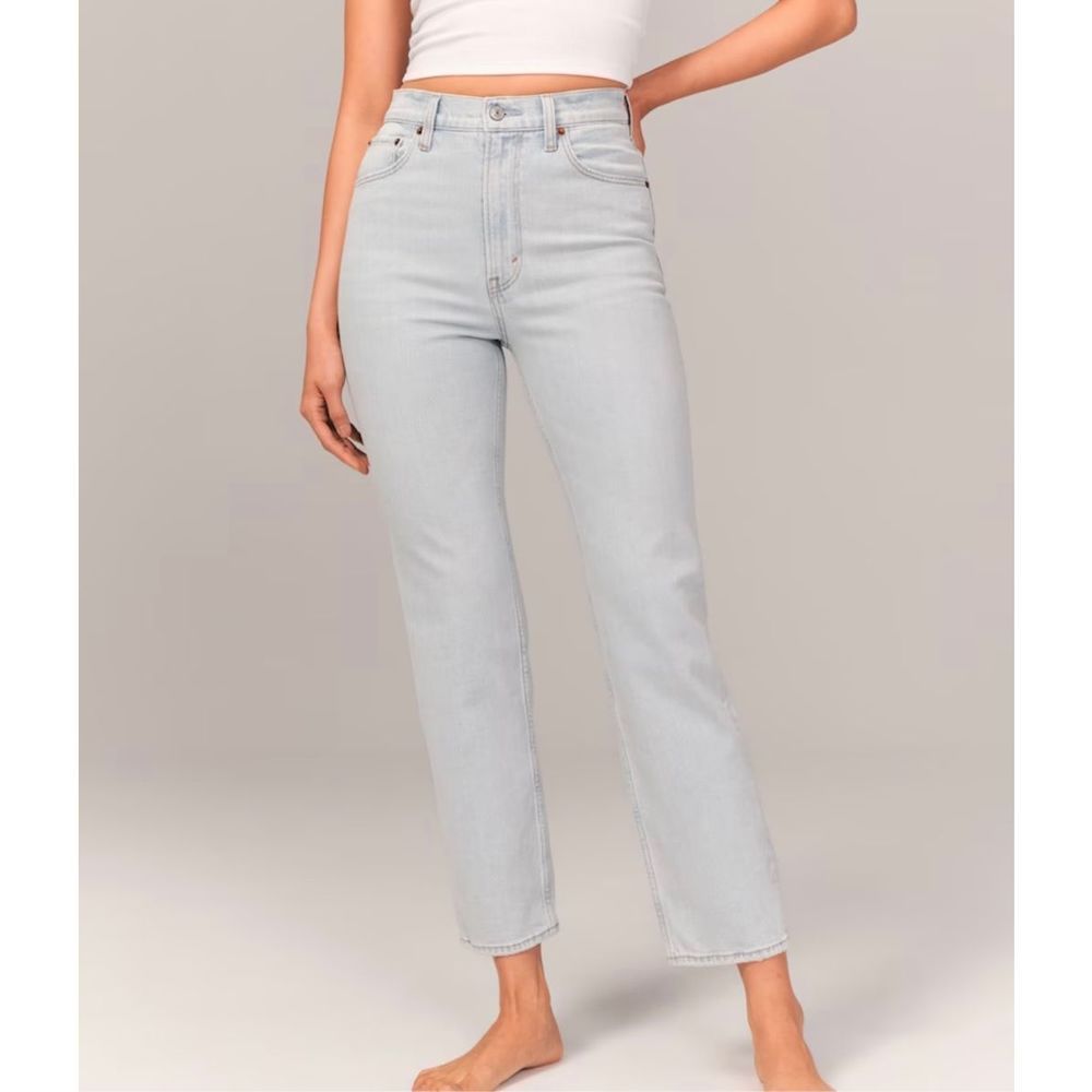 Abercrombie & Fitch Ultra High Rise Ankle Straight Jean Size 6 short